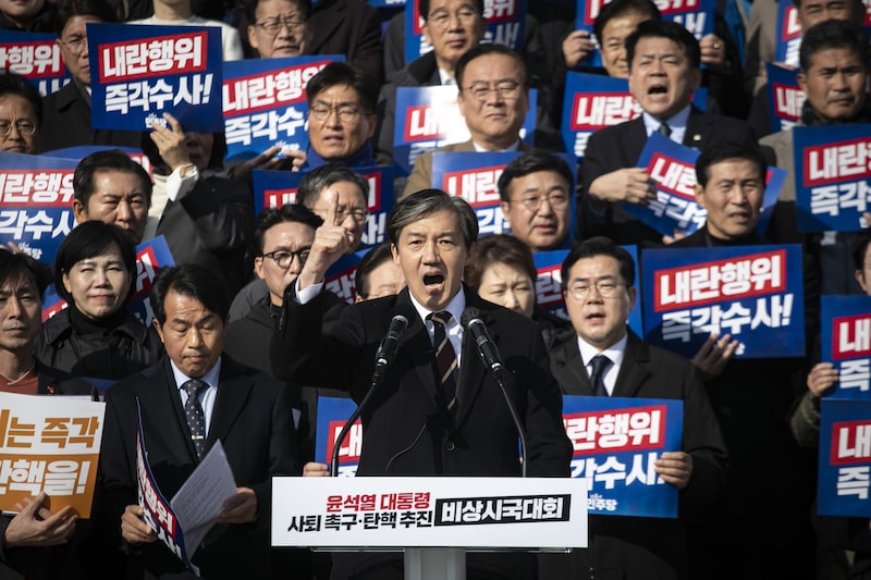 Cho Kuk, líder do Partido de Oposição da Coreia, fala em frente à Assembleia Nacional em Seul, Coreia do Sul, na quarta-feira, 4 de dezembro de 2024.
(Foto: Woohae Cho/Bloomberg) Cho Kuk, líder do Partido de Oposição da Coreia, fala em frente à Assembleia Nacional em Seul, Coreia do Sul, na quarta-feira, 4 de dezembro de 2024.
(Foto: Woohae Cho/Bloomberg)