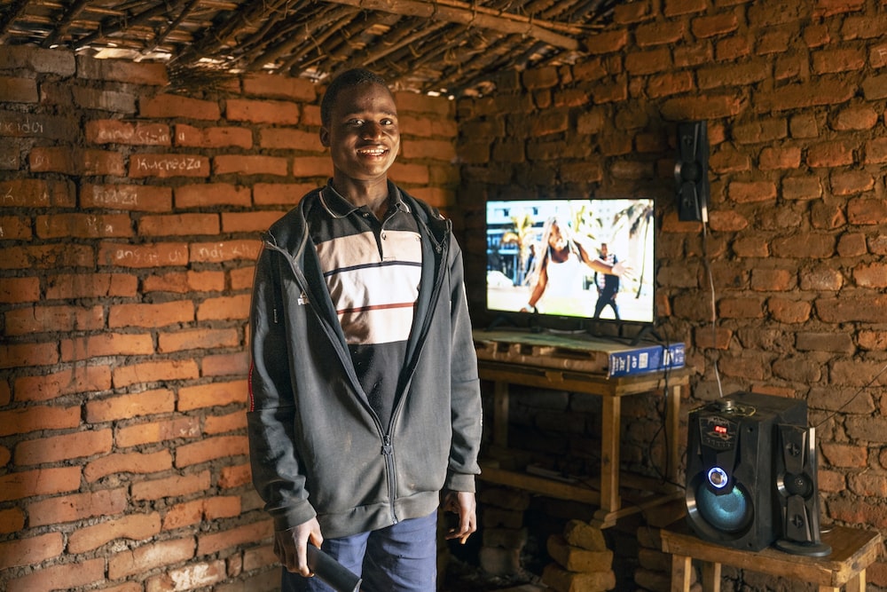 Yonas Fote criou um cinema improvisado para a aldeia Yonas Fote criou um cinema improvisado para a aldeia
