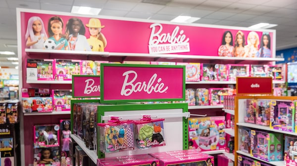 Mattel vs. Hasbro: disputa dos brinquedos vai além do Natal e chega a Wall Street Mattel vs. Hasbro: disputa dos brinquedos vai além do Natal e chega a Wall Street