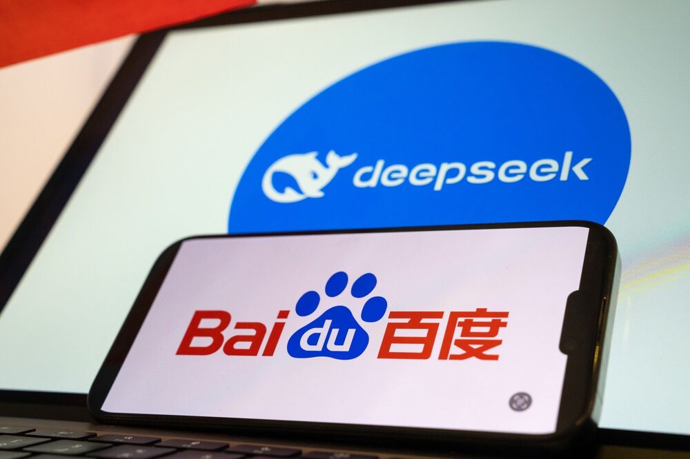 Logotipo de Baidu junto al logotipo de Deepseek en Beijing, China. Logotipo de Baidu junto al logotipo de Deepseek en Beijing, China.