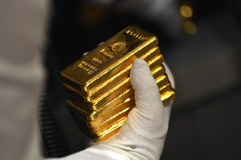 Una pila de lingotes de oro. Una pila de lingotes de oro.