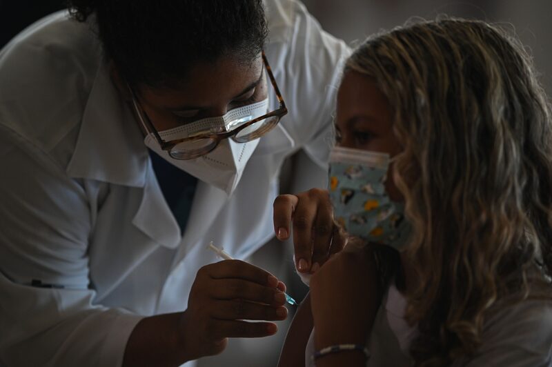 Desconfiança nas vacinas por parte das autoridades e percepção de que a covid não é mais fatal preocupam médicos Desconfiança nas vacinas por parte das autoridades e percepção de que a covid não é mais fatal preocupam médicos