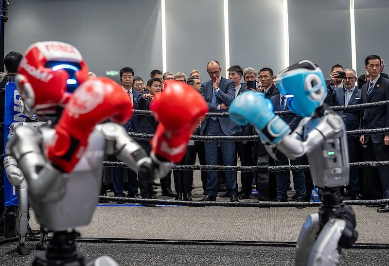 El canciller alemán Friedrich Merz (CDU) visita la empresa Unitree Robotics en la provincia de Zhejiang, donde el fundador y director general Wang Xingxing (izquierda) le muestra las salas de exposición y asiste a un combate de boxeo entre dos robots. El canciller alemán Friedrich Merz (CDU) visita la empresa Unitree Robotics en la provincia de Zhejiang, donde el fundador y director general Wang Xingxing (izquierda) le muestra las salas de exposición y asiste a un combate de boxeo entre dos robots.