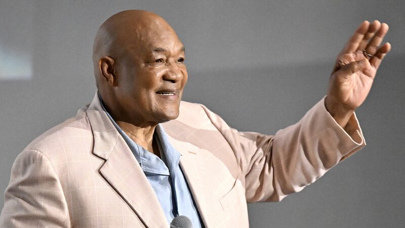 Como George Foreman, que morreu aos 76 anos, se tornou uma lenda do boxe e empresário Como George Foreman, que morreu aos 76 anos, se tornou uma lenda do boxe e empresário