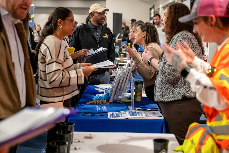 Relatório mostra um mercado de trabalho que pode estar ganhando impulso após um crescimento de empregos próximo de zero no ano passado (Foto: David Paul Morris/Bloomberg) Relatório mostra um mercado de trabalho que pode estar ganhando impulso após um crescimento de empregos próximo de zero no ano passado (Foto: David Paul Morris/Bloomberg)