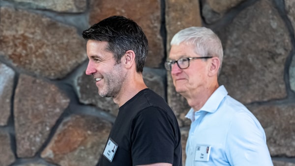 Estos serán los sueldos de John Ternus y Tim Cook en sus nuevos cargos en Apple Estos serán los sueldos de John Ternus y Tim Cook en sus nuevos cargos en Apple