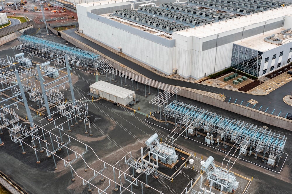 Una subestación eléctrica cerca de un centro de datos en Ashburn, Virginia. Una subestación eléctrica cerca de un centro de datos en Ashburn, Virginia.