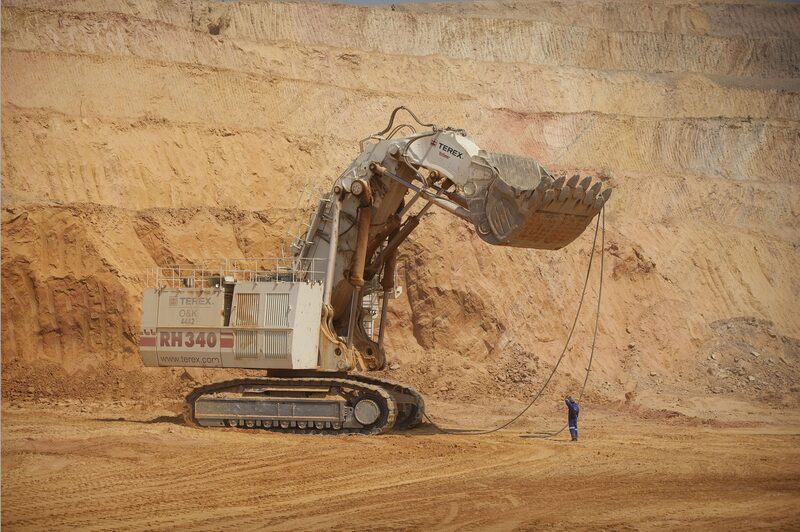 Un trabajador ayuda a operar una excavadora minera gigante de Terex Corp. durante la extracción de mineral del pozo abierto en la mina de cobre y cobalto KOV de Katanga Mining Ltd. en Kolwezi, provincia de Katanga, República Democrática del Congo, el miércoles 1 de agosto de 2012. Un trabajador ayuda a operar una excavadora minera gigante de Terex Corp. durante la extracción de mineral del pozo abierto en la mina de cobre y cobalto KOV de Katanga Mining Ltd. en Kolwezi, provincia de Katanga, República Democrática del Congo, el miércoles 1 de agosto de 2012.