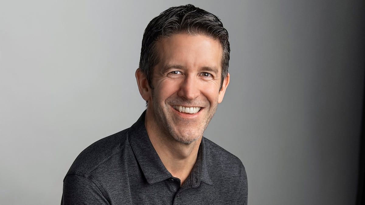 Quién es, dónde vive y cuál es la fortuna de John Ternus, el nuevo CEO de Apple