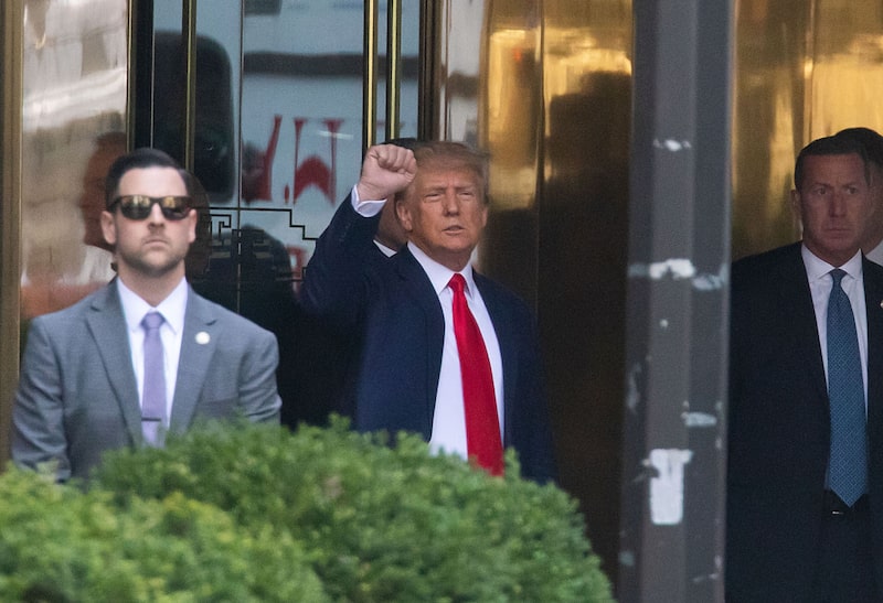 Donald Trump sai da Trump Tower em Nova York nesta terça-feira (4) a caminho de corte em que foi indiciado (Michael Nagle/Bloomberg) Donald Trump sai da Trump Tower em Nova York nesta terça-feira (4) a caminho de corte em que foi indiciado (Michael Nagle/Bloomberg)