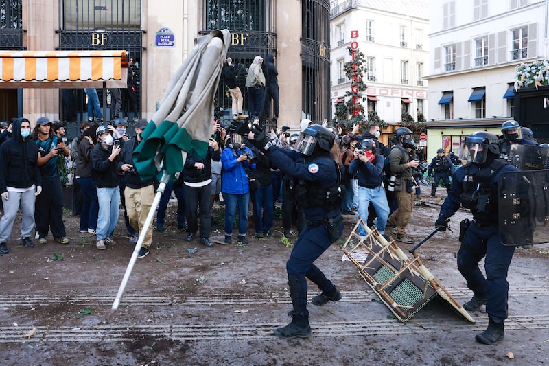 Estudantes protestam contra a falta de pessoal, superlotação e horários caóticos nas escolas. (Foto: Kenzo Tribouillard/AFP via Getty Images) Estudantes protestam contra a falta de pessoal, superlotação e horários caóticos nas escolas. (Foto: Kenzo Tribouillard/AFP via Getty Images)
