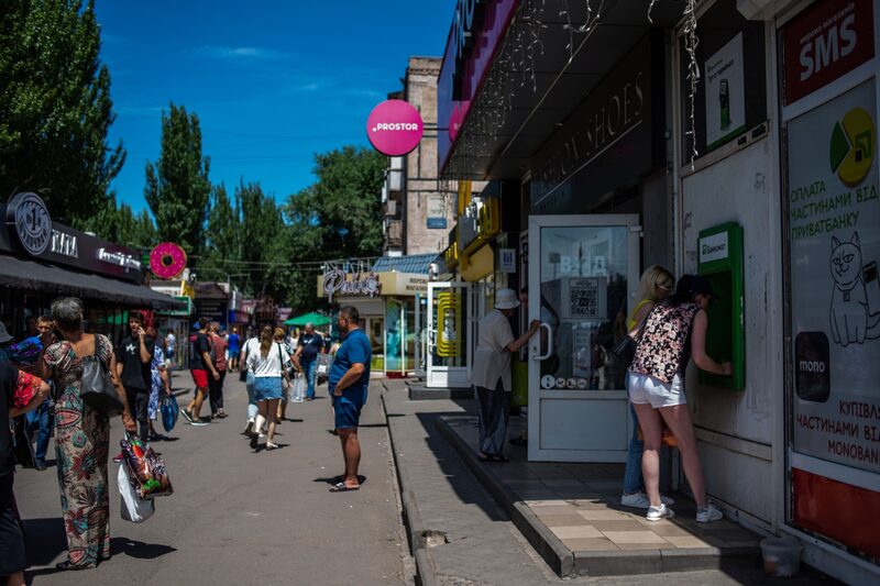 Los clientes utilizan un cajero automático de PrivatBank CJSC en Kryvyi Rih, Ucrania, el martes 28 de junio de 2022. Fotógrafo: Julia Kochetova/Bloomberg Los clientes utilizan un cajero automático de PrivatBank CJSC en Kryvyi Rih, Ucrania, el martes 28 de junio de 2022. Fotógrafo: Julia Kochetova/Bloomberg