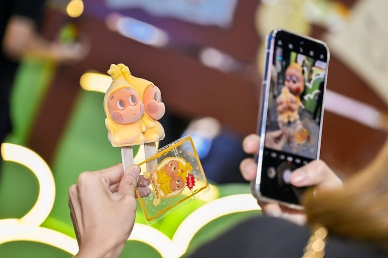 Una persona fotografía una figura de Twinkle Twinkle, uno de los personajes con los que Pop Mart busca ampliar el fenómeno de sus juguetes coleccionables más allá de Labubu. Una persona fotografía una figura de Twinkle Twinkle, uno de los personajes con los que Pop Mart busca ampliar el fenómeno de sus juguetes coleccionables más allá de Labubu.