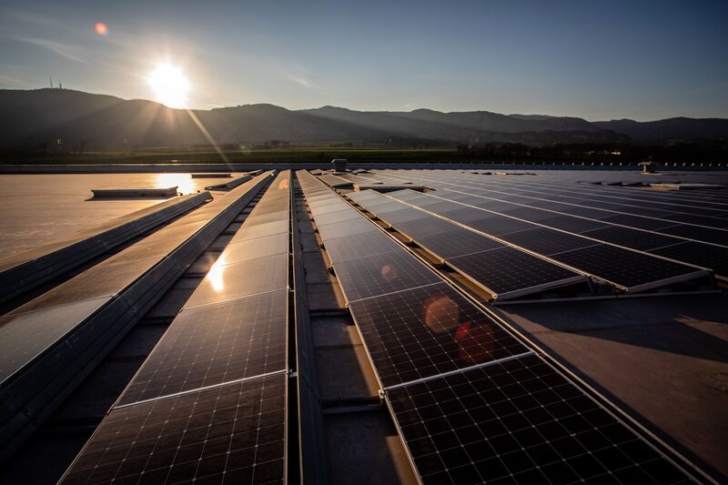 Paineis de energia solar: fonte renovável atrai cada vez mais investimento privado Paineis de energia solar: fonte renovável atrai cada vez mais investimento privado