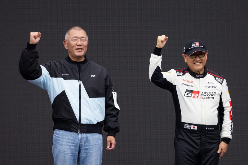 Euisun Chung e Akio Toyoda no Hyundai N x Toyota Gazoo Racing Festival, na Coreia do Sul, em 27 de outubro: SeongJoon Cho/Bloomberg Euisun Chung e Akio Toyoda no Hyundai N x Toyota Gazoo Racing Festival, na Coreia do Sul, em 27 de outubro: SeongJoon Cho/Bloomberg