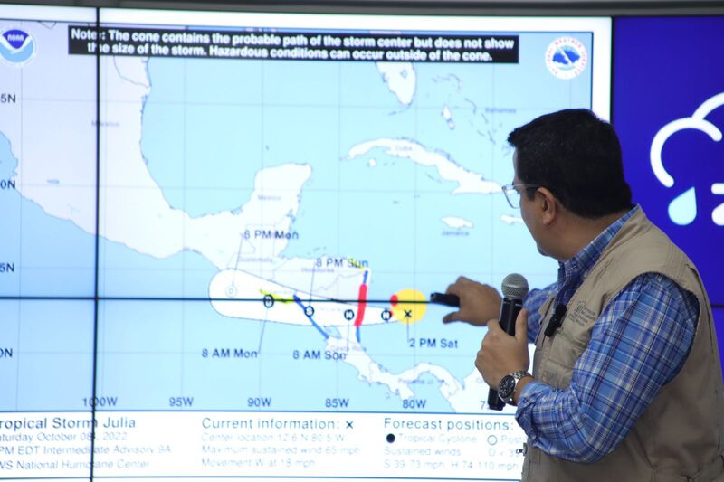 Fernando López Ministro de Medio Ambiente de El Salvador explica trayectoria de Julia. Foto: Ministerio de Medio Ambiente Fernando López Ministro de Medio Ambiente de El Salvador explica trayectoria de Julia. Foto: Ministerio de Medio Ambiente