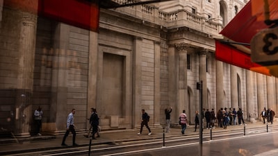 En decisión dividida, el Banco de Inglaterra eleva sus tasas en 50 pbs En decisión dividida, el Banco de Inglaterra eleva sus tasas en 50 pbs