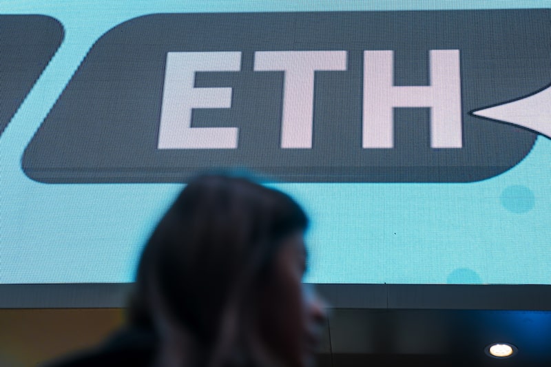 Carteles de Ether en una tienda de criptomonedas. Fotógrafo: Lam Yik/Bloomberg Carteles de Ether en una tienda de criptomonedas. Fotógrafo: Lam Yik/Bloomberg