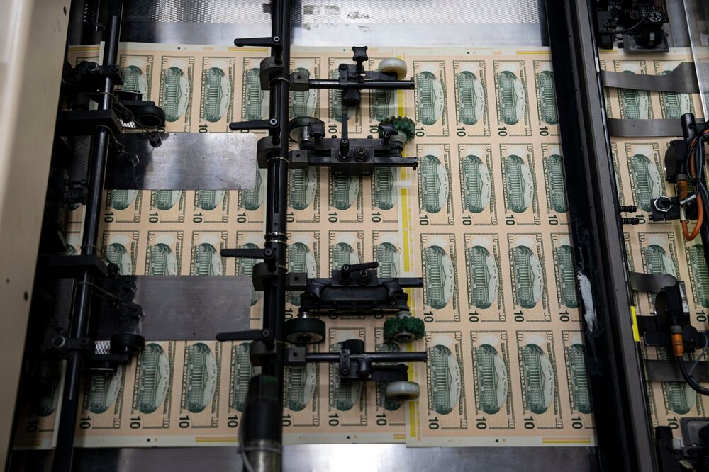 Fajos de billetes de US$10 pasan por una máquina en la Oficina de Grabado e Impresión de Estados Unidos en Washington. Fajos de billetes de US$10 pasan por una máquina en la Oficina de Grabado e Impresión de Estados Unidos en Washington.