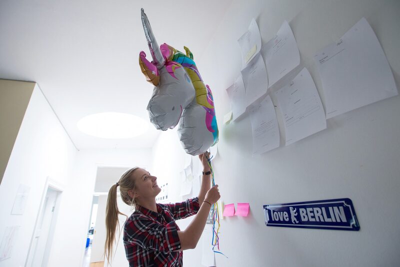 Pia Poppenreiter, cofundadora y directora ejecutiva de la aplicación de citas Ohlala, ajusta un globo de unicornio dentro del centro tecnológico Factory Berlin en Berlín, Alemania, el lunes 9 de mayo de 2016. Pia Poppenreiter, cofundadora y directora ejecutiva de la aplicación de citas Ohlala, ajusta un globo de unicornio dentro del centro tecnológico Factory Berlin en Berlín, Alemania, el lunes 9 de mayo de 2016.