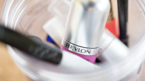 Acciones de atribulada Revlon escalan 600% en un desafío a toda lógica Acciones de atribulada Revlon escalan 600% en un desafío a toda lógica