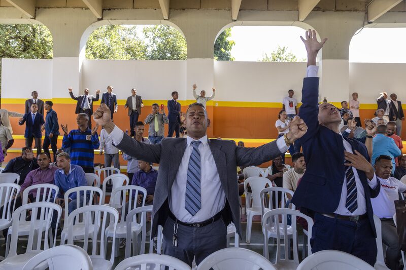 Pastors and their congregant sing and pray before Dias delegation arrives in Belford Roxo. Photographer: Maria Magdalena Arrellaga/Bloomberg Pastors and their congregant sing and pray before Dias delegation arrives in Belford Roxo. Photographer: Maria Magdalena Arrellaga/Bloomberg