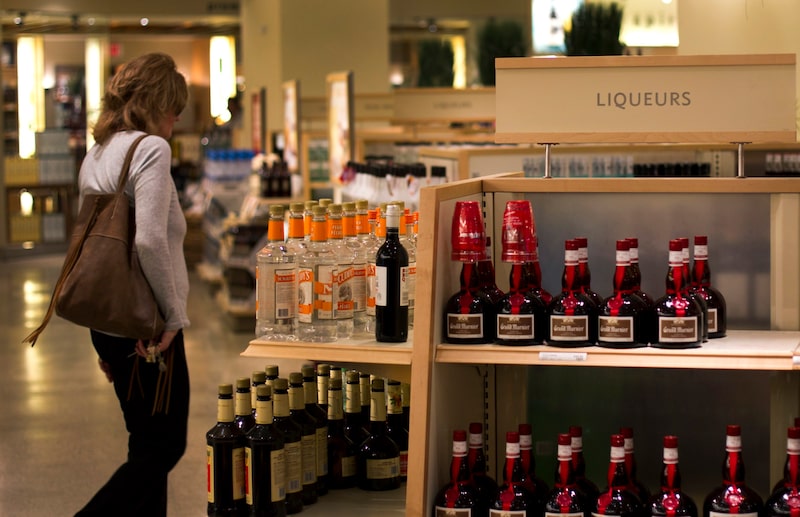 Licores en exposición para su venta en la tienda insignia de LCBO en Toronto. Licores en exposición para su venta en la tienda insignia de LCBO en Toronto.