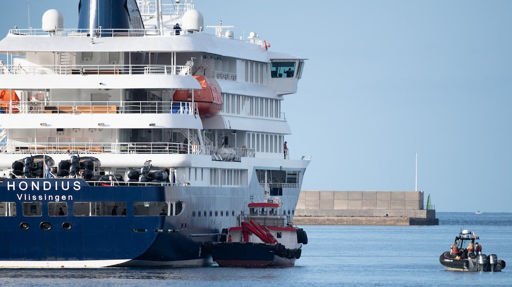 Un crucero en el centro de un brote mortal de hantavirus está iniciando el proceso de evacuación de los pasajeros en las Islas Canarias españolas. Un crucero en el centro de un brote mortal de hantavirus está iniciando el proceso de evacuación de los pasajeros en las Islas Canarias españolas.