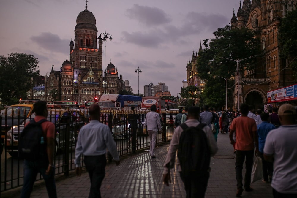 Los peatones caminan hacia la estación de tren Chhatrapati Shivaji Terminus (CST) al atardecer en Bombay, India, el miércoles 4 de octubre de 2023. Los peatones caminan hacia la estación de tren Chhatrapati Shivaji Terminus (CST) al atardecer en Bombay, India, el miércoles 4 de octubre de 2023.