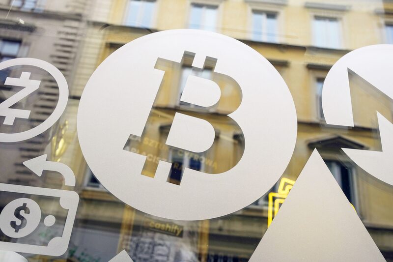 Imagen de una marca de criptomonedas en la ventana de una plataforma de intercambio de criptomonedas en Varsovia, Polonia, el jueves 14 de marzo de 2024. Imagen de una marca de criptomonedas en la ventana de una plataforma de intercambio de criptomonedas en Varsovia, Polonia, el jueves 14 de marzo de 2024.