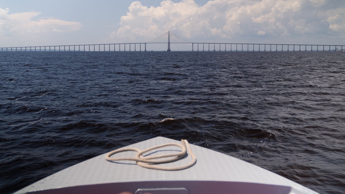 Vista do barco Glória de Deus para a ponte Rio Negro, em Manaus