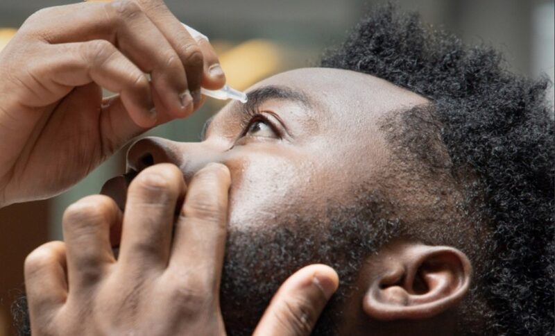 La solución oftalmológica ha sido desarrollada por la compañía farmacéutica LENZ Therapeutics. La solución oftalmológica ha sido desarrollada por la compañía farmacéutica LENZ Therapeutics.