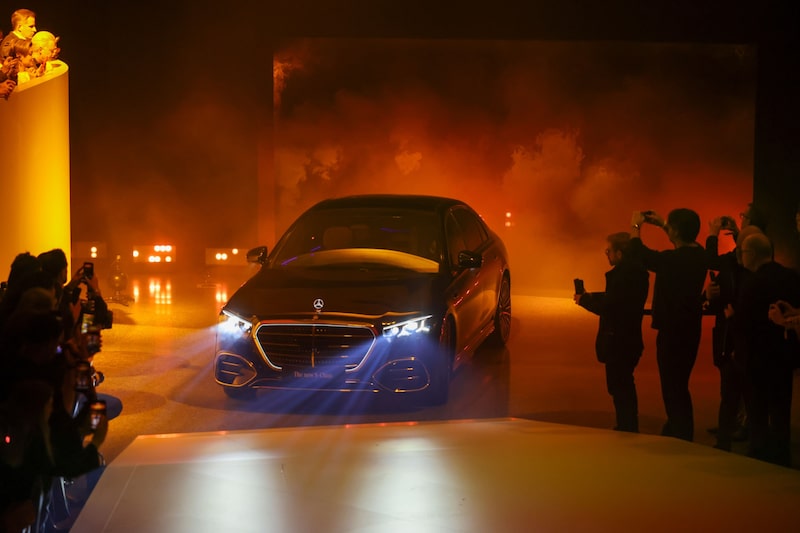 El sedán Mercedes-Benz Clase S actualizado durante un evento de lanzamiento en Stuttgart el 29 de enero.
Fotógrafo: Alex Kraus/Bloomberg El sedán Mercedes-Benz Clase S actualizado durante un evento de lanzamiento en Stuttgart el 29 de enero.
Fotógrafo: Alex Kraus/Bloomberg