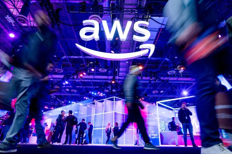 Los asistentes recorren una sala de exposiciones en AWS re:Invent 2023, una conferencia organizada por Amazon Web Services, en The Venetian Las Vegas el 28 de noviembre de 2023 en Las Vegas, Nevada. (Foto de Noah Berger/Getty Images para Amazon Web Services) Los asistentes recorren una sala de exposiciones en AWS re:Invent 2023, una conferencia organizada por Amazon Web Services, en The Venetian Las Vegas el 28 de noviembre de 2023 en Las Vegas, Nevada. (Foto de Noah Berger/Getty Images para Amazon Web Services)