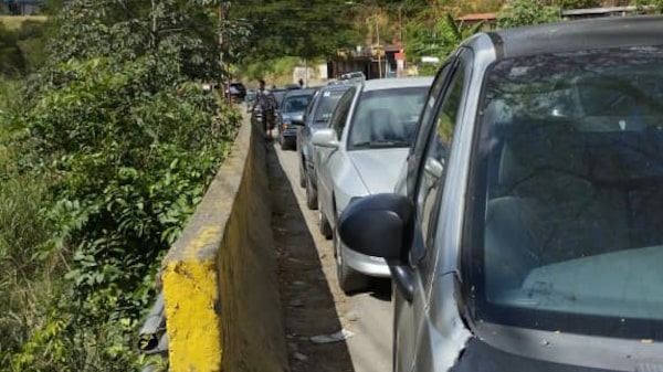 Nueva crisis de gasolina en Venezuela: Más de 8 horas en cola para cargar combustible Nueva crisis de gasolina en Venezuela: Más de 8 horas en cola para cargar combustible