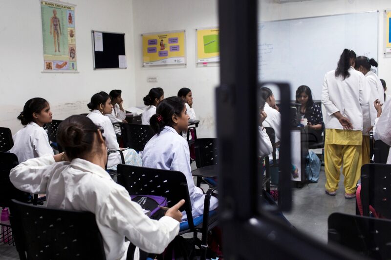 El pago de US$100.000 se sumaría a las tasas más actuales, incluida la tasa de solicitud de US$215. El pago de US$100.000 se sumaría a las tasas más actuales, incluida la tasa de solicitud de US$215.