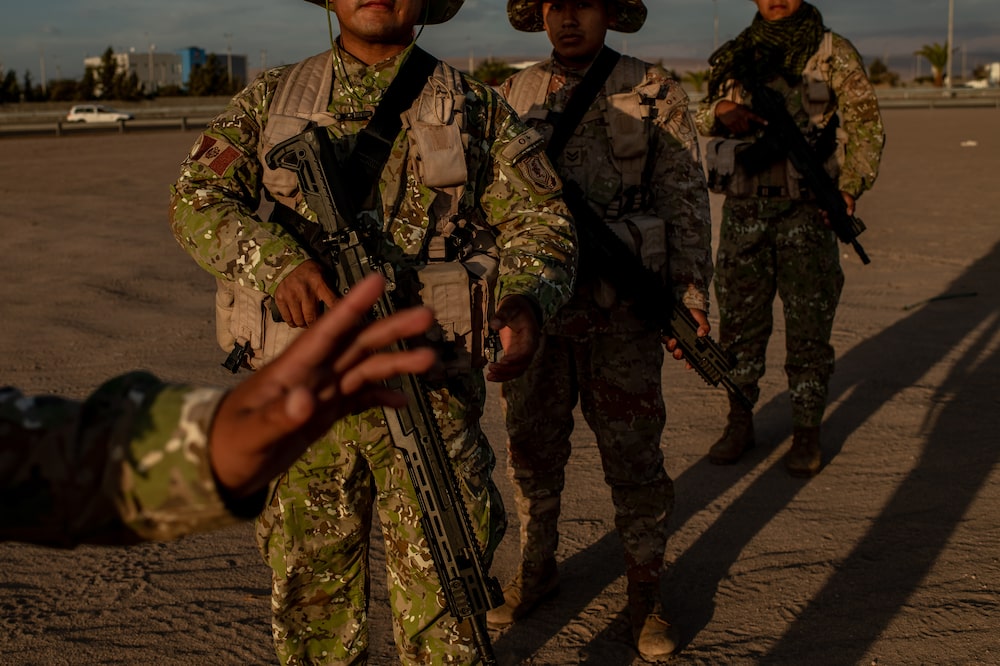 Miembros del ejército peruano patrullan el desierto junto al centro de control y procesamiento migratorio de Santa Rosa, en la frontera entre Perú y Chile, cerca de Tacna. Fotógrafo: Cristóbal Olivares/Bloomberg Miembros del ejército peruano patrullan el desierto junto al centro de control y procesamiento migratorio de Santa Rosa, en la frontera entre Perú y Chile, cerca de Tacna. Fotógrafo: Cristóbal Olivares/Bloomberg