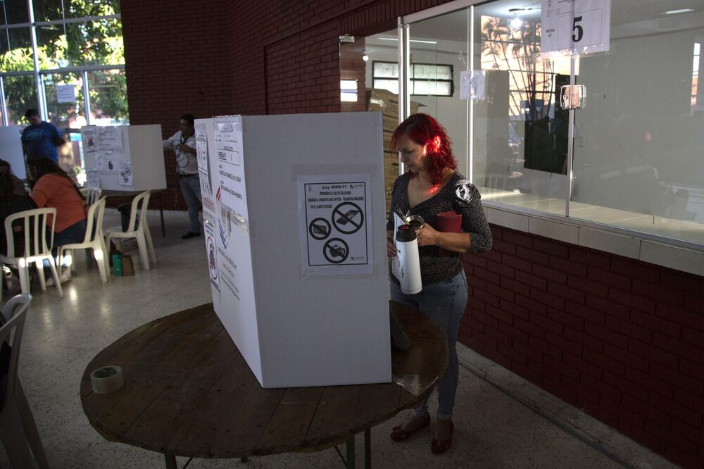 Un votante deposita su voto en un colegio electoral durante las elecciones presidenciales en Lambare, Paraguay, el domingo 30 de abril de 2023. Un votante deposita su voto en un colegio electoral durante las elecciones presidenciales en Lambare, Paraguay, el domingo 30 de abril de 2023.