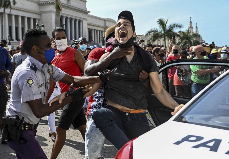 Un hombre es detenido durante una manifestación contra el gobierno del presidente cubano Miguel Díaz-Canel en La Habana, el 11 de julio de 2021. Un hombre es detenido durante una manifestación contra el gobierno del presidente cubano Miguel Díaz-Canel en La Habana, el 11 de julio de 2021.