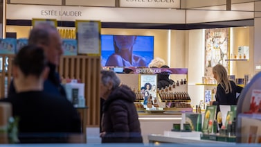Estée Lauder supera las previsiones y pone fin a tres descensos consecutivos en ingresos Estée Lauder supera las previsiones y pone fin a tres descensos consecutivos en ingresos