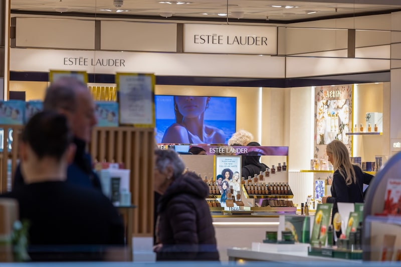 Productos de Estée Lauder Cos. a la venta. Fotógrafa: Betty Laura Zapata/Bloomberg. Productos de Estée Lauder Cos. a la venta. Fotógrafa: Betty Laura Zapata/Bloomberg.