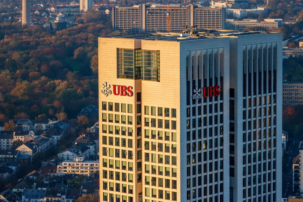 El logotipo de UBS AG en el rascacielos Opernturm de Fráncfort, Alemania. El logotipo de UBS AG en el rascacielos Opernturm de Fráncfort, Alemania.