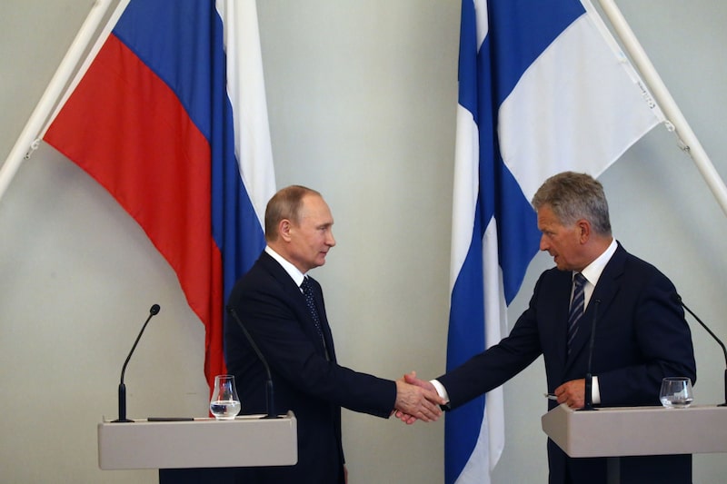 El presidente ruso Vladimir Putin, estrecha la mano del presidente de Finlandia Sauli Niinisto durante una conferencia de prensa conjunta el 27 de julio de 2017 en Savonlinna, Finlandia. El presidente ruso Vladimir Putin, estrecha la mano del presidente de Finlandia Sauli Niinisto durante una conferencia de prensa conjunta el 27 de julio de 2017 en Savonlinna, Finlandia.