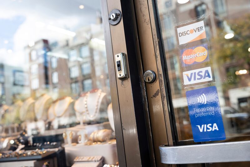 Visa y Mastercard llegan a un acuerdo de US$30 mil millones con los minoristas estadounidenses Visa y Mastercard llegan a un acuerdo de US$30 mil millones con los minoristas estadounidenses