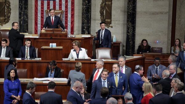 Trump obtém aval do Congresso a pacote de US$ 3 tri que corta impostos e gasto social Trump obtém aval do Congresso a pacote de US$ 3 tri que corta impostos e gasto social