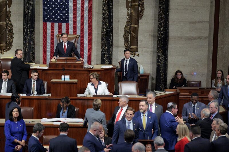 A votação de 218-214 na Câmara envia a legislação para o presidente, que planeja assinar o projeto de lei na sexta-feira (4) em uma cerimônia à tarde A votação de 218-214 na Câmara envia a legislação para o presidente, que planeja assinar o projeto de lei na sexta-feira (4) em uma cerimônia à tarde