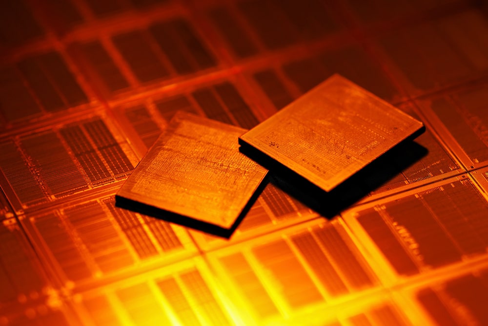 Chips de memoria de gran ancho de banda (HBM) HBM4 de 12 capas (a la izquierda) y HBM4E de Samsung Electronics Co. para sistemas de IA. Chips de memoria de gran ancho de banda (HBM) HBM4 de 12 capas (a la izquierda) y HBM4E de Samsung Electronics Co. para sistemas de IA.
