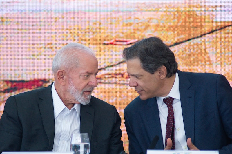 El presidente de Brasil, Luiz Inácio Lula da Silva, izquierda, con el ministro de Finanzas, Fernando Haddad. Fotógrafo: Andressa Anholete/Bloomberg. El presidente de Brasil, Luiz Inácio Lula da Silva, izquierda, con el ministro de Finanzas, Fernando Haddad. Fotógrafo: Andressa Anholete/Bloomberg.