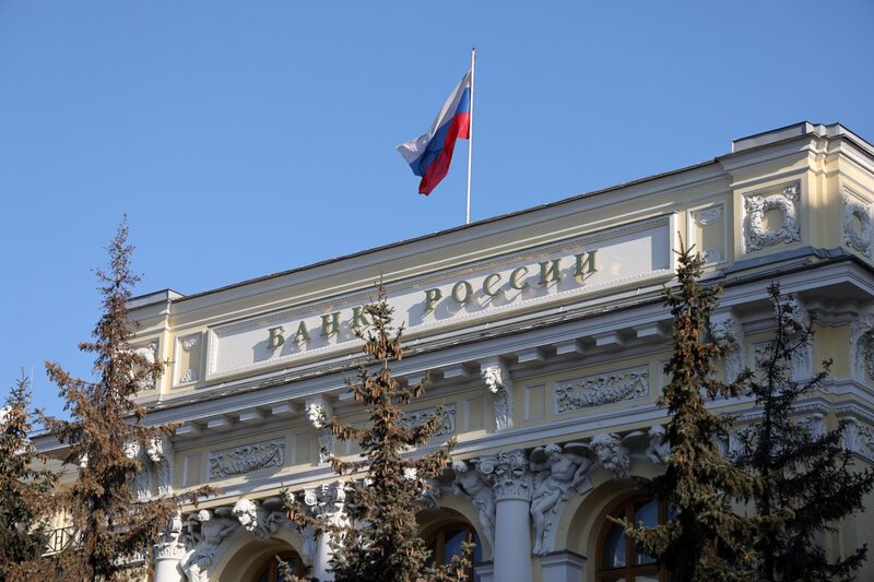 Una bandera nacional rusa sobre la sede del Banco Rossii, el banco central de Rusia, en Moscú, Rusia, el lunes 28 de febrero de 2022. Una bandera nacional rusa sobre la sede del Banco Rossii, el banco central de Rusia, en Moscú, Rusia, el lunes 28 de febrero de 2022.