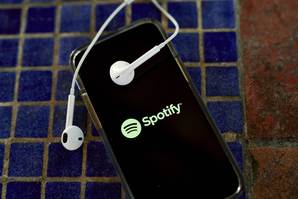 La aplicación de Spotify en un teléfono inteligente. La aplicación de Spotify en un teléfono inteligente.